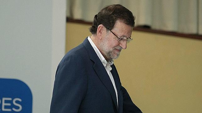 Mariano Rajoy saluda al «héroe» que ayudó a heridos del Airbus Militar