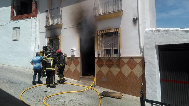 Un incendio calcina parte de una casa en Mirador del Calvario