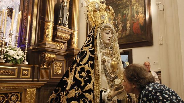 El besamanos jubilar de la Virgen de los Dolores