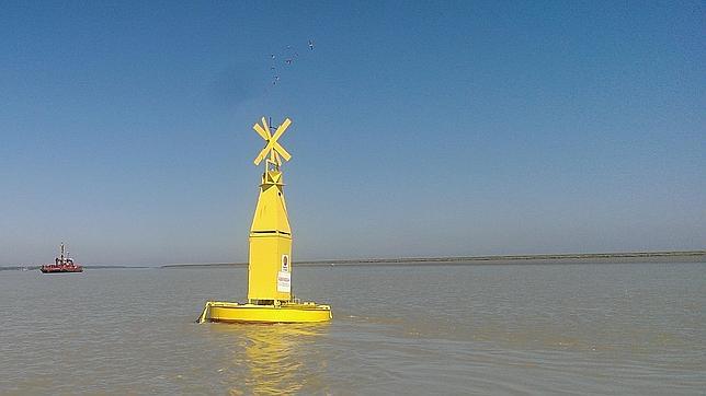 La eco-boya o cómo la fuerza de la marea del Guadalquivir ilumina el paso de barcos