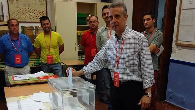 El alcalde de Lucena ejerce su derecho al voto el día 24