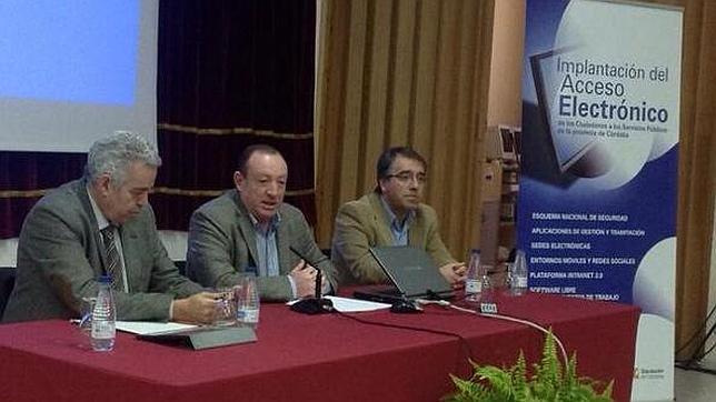 El alcalde socialista de Villaharta, Alfonso Expósito (en el centro), ha sido el más votado de Córdoba