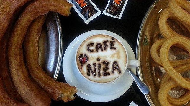 Presentación del café y las dos clases de churros que sirven en Cafetería Niza