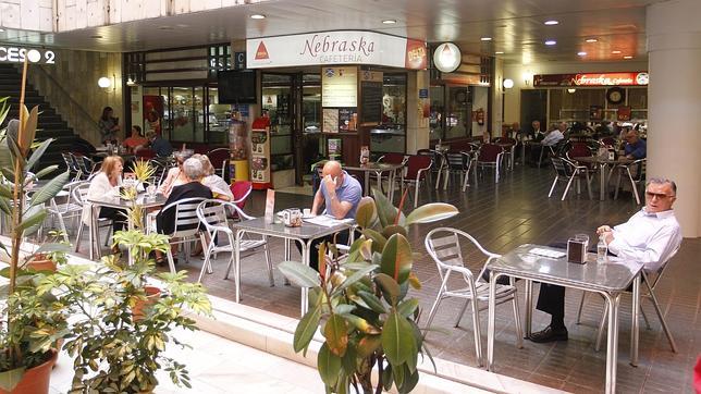Clientes en la terraza de la cafetería Nebraska