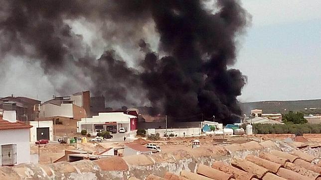 Incendio en la fábrica de poliéster de Casariche