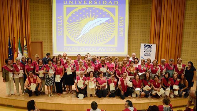 La primera promoción de mayores universitarios de Tomares se gradúa