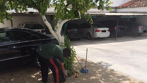 Ordenan a un guardia civil barrer el patio de su cuartel