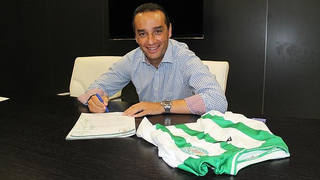 Oltra llega con sus ayudantes de confianza