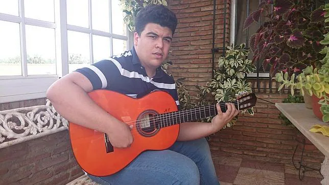 Iba para cocinero pero se hizo con solo 20 años un virtuoso de la guitarra flamenca