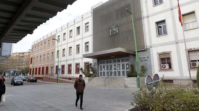 El fiscal solicita 13 años para un camello por matar a puñaladas a un cliente