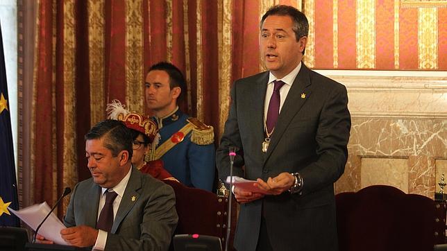 Primera decisión del alcalde Espadas: decidir qué concejales no cobran