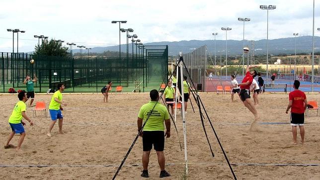 Gonzales y Molina vencen en el Trofeo Rector de voley arena