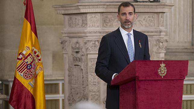 Felipe VI condecora a los cinco «héroes» del accidente del A400M en Sevilla