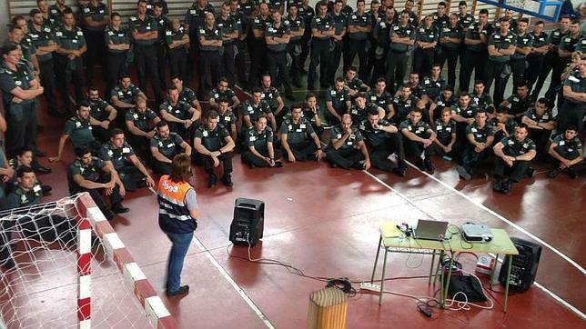 Enseñan a los Guardias Civiles técnicas de reanimación cardiopulmonar