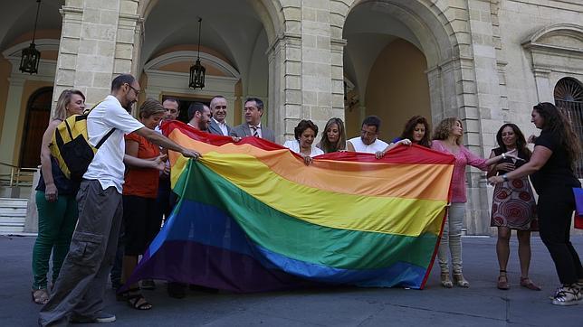 La bandera del orgullo gay vuelve a ondear en el Ayuntamiento