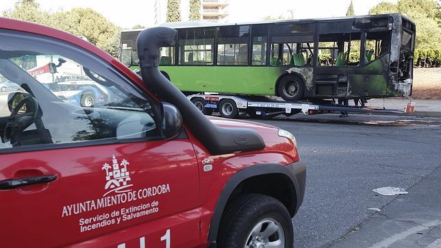 Aucorsa califica de «incidente aislado» el último incendio de uno de sus autobuses