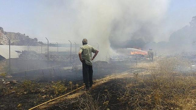 Extinguido el incendio en el vertedero de Almadén, que afecta a 5 hectáreas de arbolado