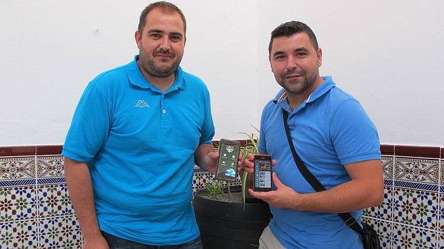 Dos jóvenes lebrijanos lanzan con éxito aplicaciones cofrades para móviles