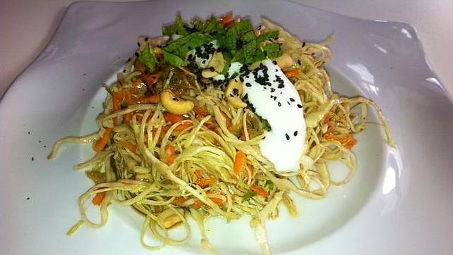 Ensalada de col, zanahoria y pepino del restaurante Amaltea