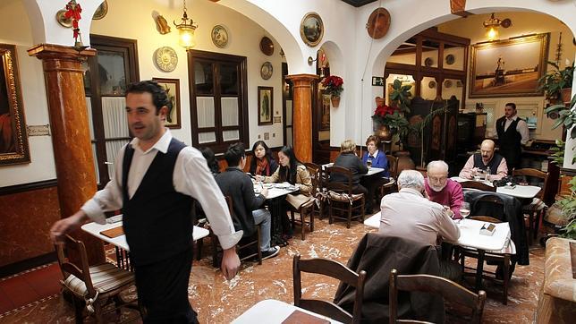 Uno de los patios de la tradicional taberna Salinas