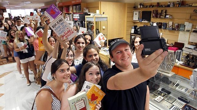 El escritor «Blue Jeans» protagoniza un encuentro con sus lectores en Carmona