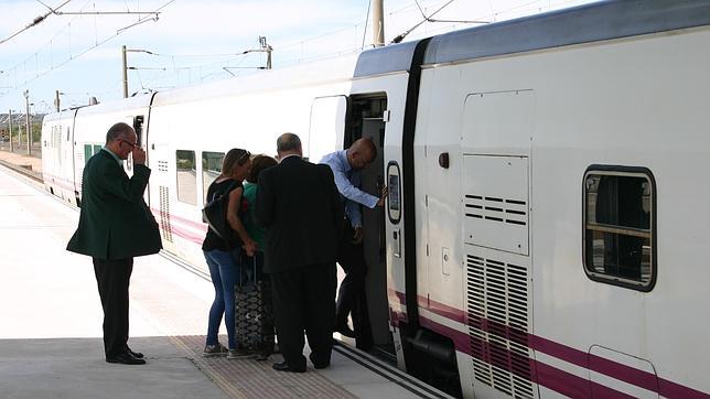 Viajeros suben a un tren en la estación de Los Pedroches