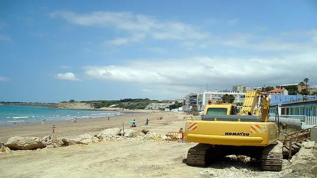 Obras en la playa de Fuentebravía el pasado 2014