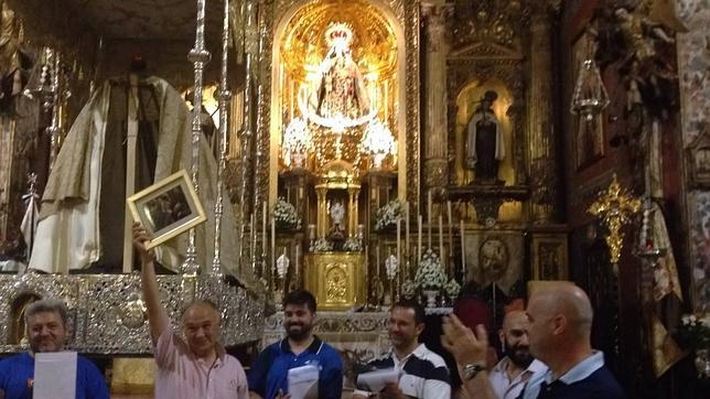 La archicofradía del Carmen de San Cayetano homenajea al capataz Rafael Muñoz