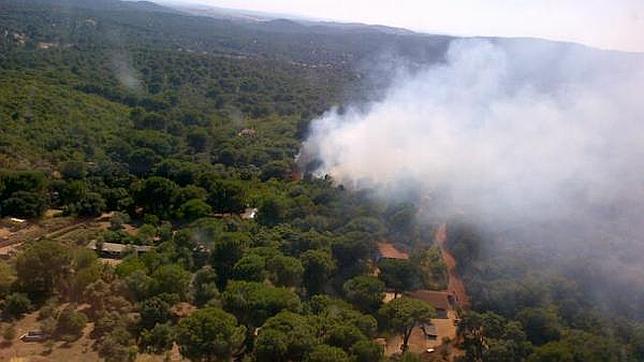 Un incendio afecta a una urbanización en la sierra de Córdoba