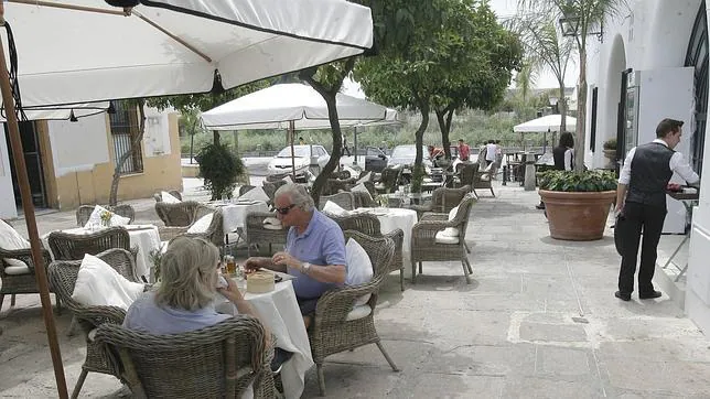 Una pareja come en las terrazas del entorno de la Ribera