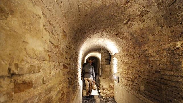 Unos visitantes pasean por los túneles del Museo de la Historia del Carpio