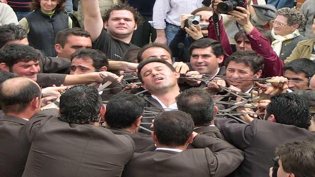 Los hombres del pueblo son los protagonistas de esta peculiar danza