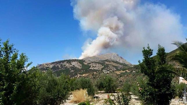 Un incendio forestal quema el parque natural de Sierra Mágina