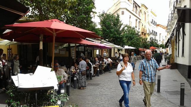 Urbanismo multa a 24 bares de Sevilla por excederse en el número de veladores