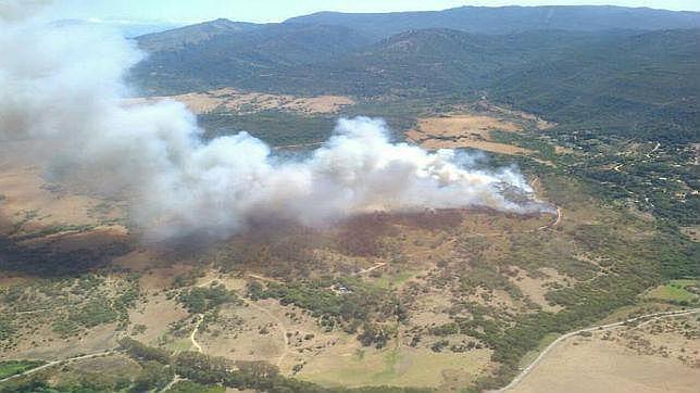 Más medios aéreos y terrestres se despliegan en el incendio de Los Barrios