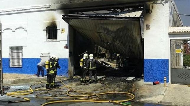 Los bomberos siguen trabajando en el incendio, ya controlado, de una fábrica de hielo de Constantina