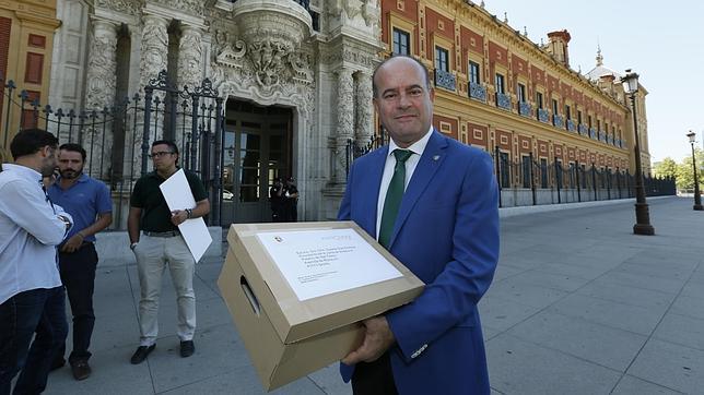 El alcalde de Antequera entrega las llaves del Palacio de Ferias a la Junta