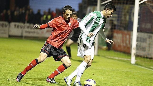 Patiño protege el balón ante la presión de un defensa del Mirandés