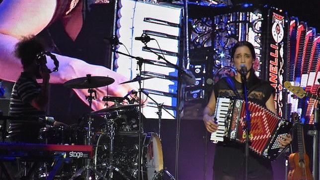 Julieta Venegas da pinceladas de su nuevo disco