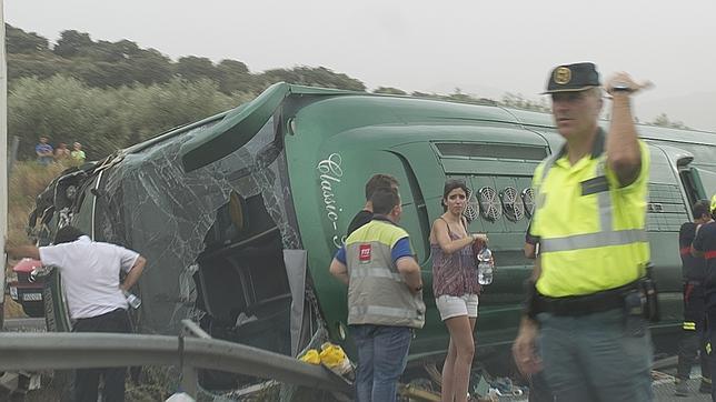 Tres heridos graves al chocar un camión con un autobús de pasajeros en la A-92 en Granada