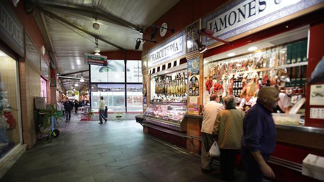 Obras en la cubierta del mercado de Triana para evitar las goteras