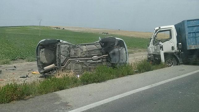 Muere una mujer en una colisión entre un camión y un turismo en la A-471, en Lebrija