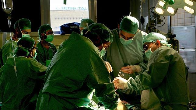 Profesionales sanitarios en una intervención quirúrgica