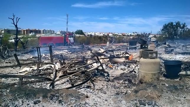 Controlado el incendio en el asentamiento de inmigrantes en Lepe