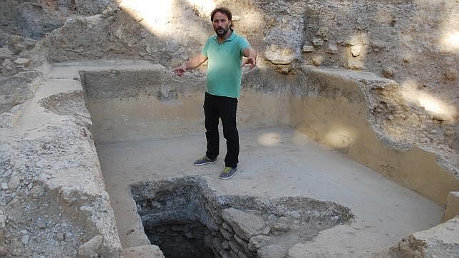 El arqueólogo Juan Manuel Román, en el lugar de la excavación