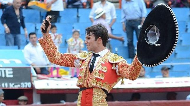 El sevillano Rafa Serna triunfa en su presentación en la Monumental de México