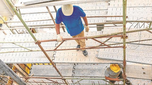 La construcción vuelve a crear empleo y a tirar del PIB andaluz