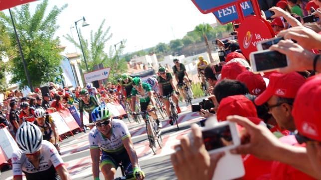 Gran ambiente en Alcalá para recibir a la Vuelta Ciclista