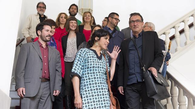 El grupo parlamentario de Podemos, con su portavoz, Teresa Rodríguez, al frente