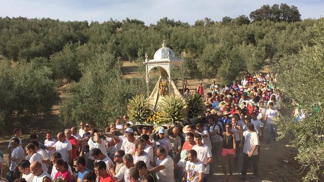 Miles de personas acompañan a la Virgen de la Sierra en su «Bajá»